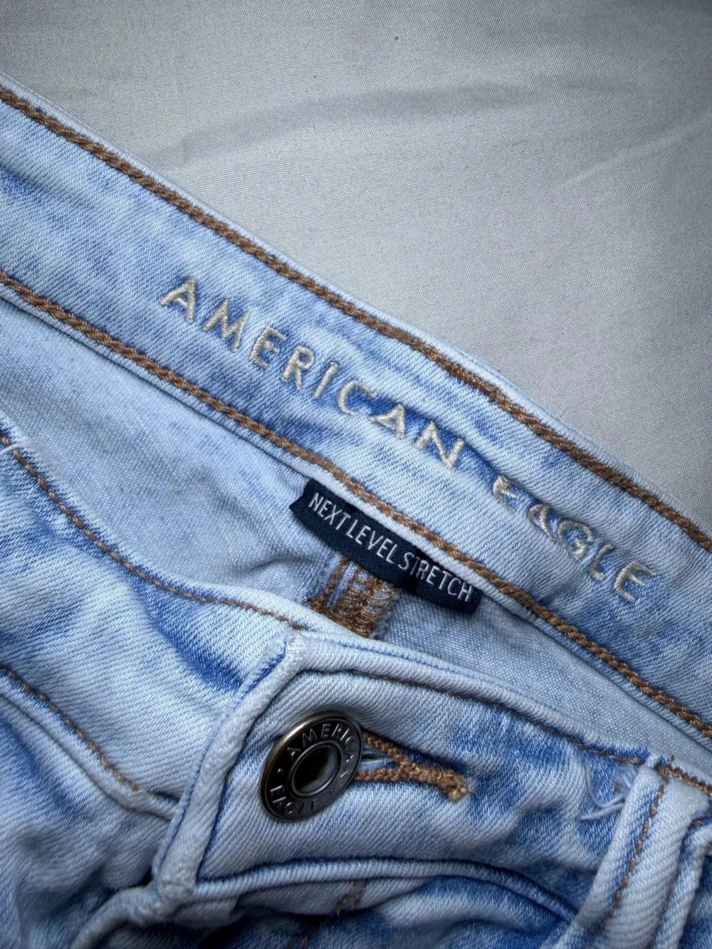 American Eagle Outfitters Light Wash Blue High-Rise Jeans - Picture 4 of 5